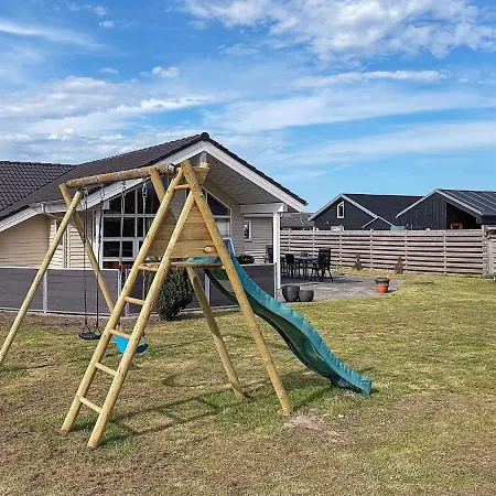 Three-bedroom Holiday In Sjolund 3